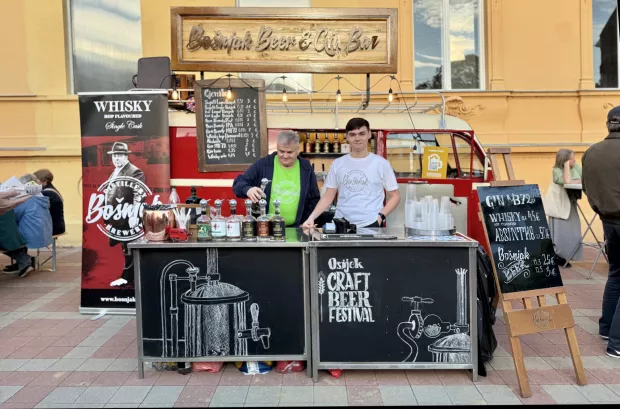 Osijek, 09. 05. 2025., Sunčana ulica, Craft beer festival, petak, reportaža, Mario Bo&scaron;njak - Destilery breverySNIMIO BRUNO JOBST