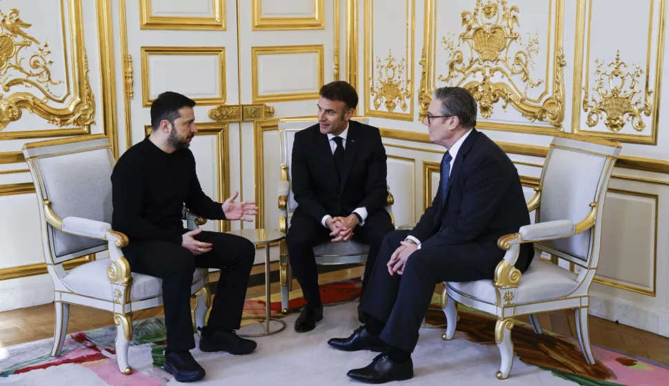 epa11991218 Ukraine's President Volodymyr Zelensky (L), France's President Emmanuel Macron (C), and Britain's Prime Minister Keir Starmer (R) speak during a trilateral meeting on the sidelines of a summit for 'Coalition of the Willing' at the Elysee Palace in Paris, France, 27 March 2025. The French president on 27 March hosts European leaders, including the Ukrainian president, for a summit aimed at boosting Ukrainian security ahead of any potential ceasefire with Russia. EPA/LUDOVIC MARIN/POOL MAXPPP OUT