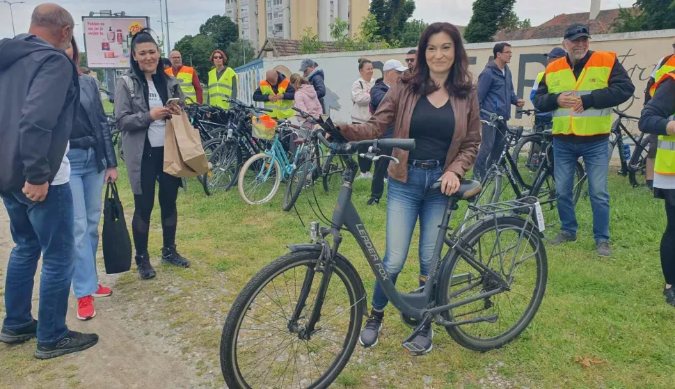Biciklistima se s kobasicama u džepovima pridružila i saborska zastupnica Nataša Tramišak