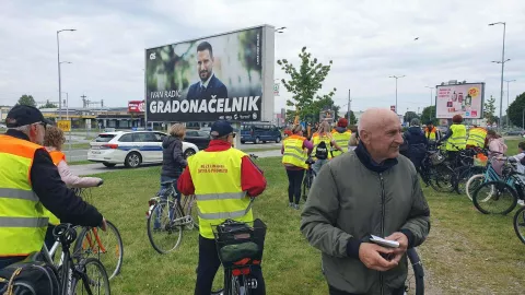 Biciklistima se s kobasicama u džepovima pridružila i saborska zastupnica Nataša Tramišak