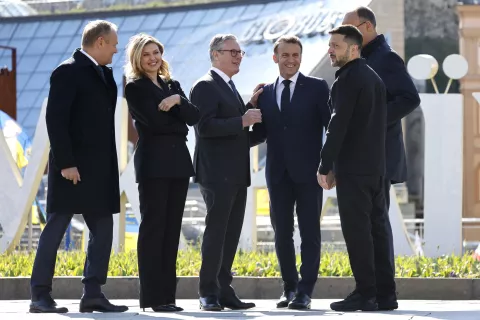 epa12088026 (L-R) Poland's Prime Minister Donald Tusk, Olena Zelenska, Britain's Prime Minister Keir Starmer, France's President Emmanuel Macron, Ukraine's President Volodymyr Zelensky, and Germany's Chancellor Friedrich Merz visit the Independence Square in Kyiv, Ukraine, 10 May 2025, ahead of a gathering of European leaders in the Ukrainian capital. EPA/LUDOVIC MARIN/POOL MAXPPP OUT