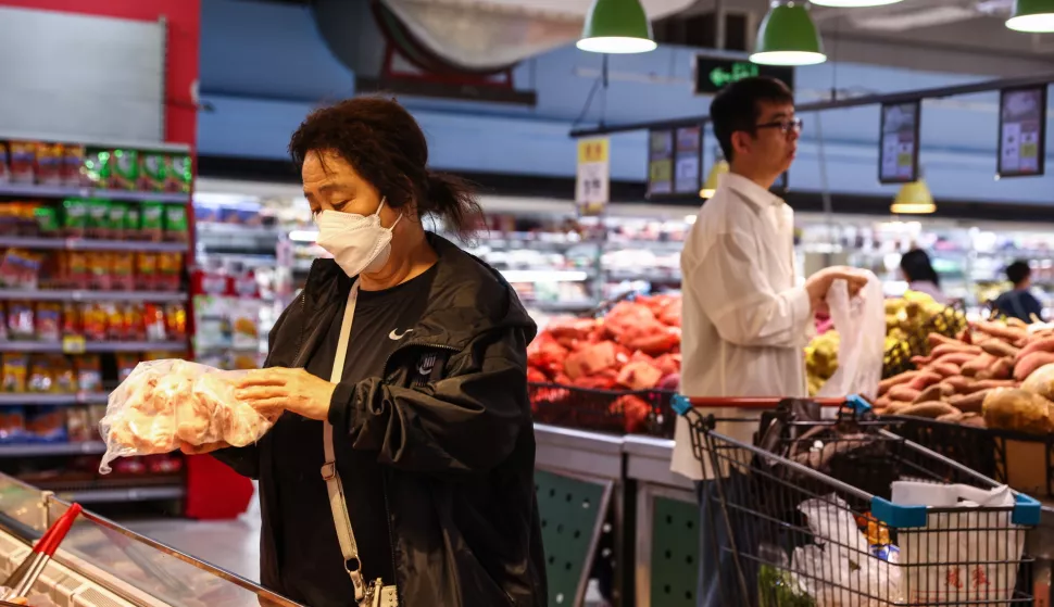 epa12087937 People shop in a supermarket in Beijing, China, 10 May 2025. According to a report by the National Bureau of Statistics, China's Consumer Price Index (CPI), which is a main gauge of inflation, dropped by 0.1 percent year over year in April 2025. EPA/WU HAO