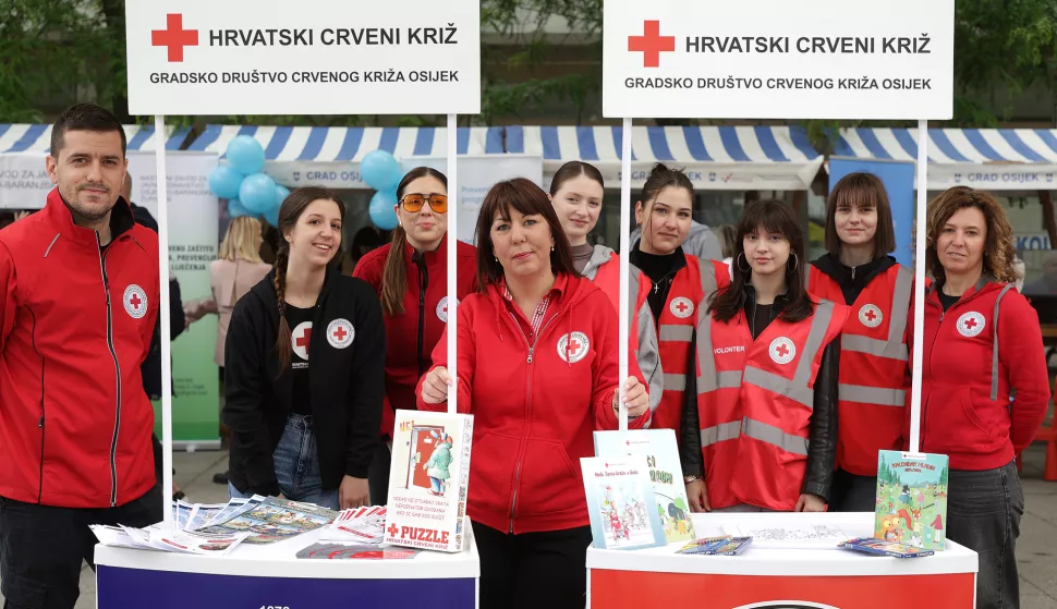 Osijek, 10. 05. 2025., Trg slobode, Dan zdravlja, Dan Crvenog križa, i Crvenog polumjeseca, sport, zdravlje, djeca, umirovljenici, Gradsko društvo Crvenog križa; Martina HečimovićSNIMIO BRUNO JOBST