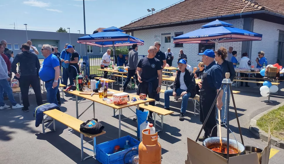 Stanovnici Mjesnog odbora Cvjetno u subotu su obilježili svoj Dan i ujedno crkveni god Župe svetog Leopolda Bogdana Mandića velikom feštom kojoj je nazočio i osječki gradonačelnik Ivan Radić.