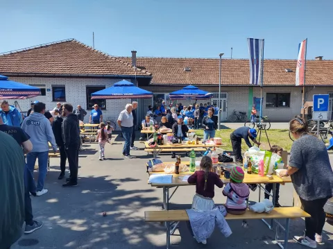 Stanovnici Mjesnog odbora Cvjetno u subotu su obilježili svoj Dan i ujedno crkveni god Župe svetog Leopolda Bogdana Mandića velikom feštom kojoj je nazočio i osječki gradonačelnik Ivan Radić.