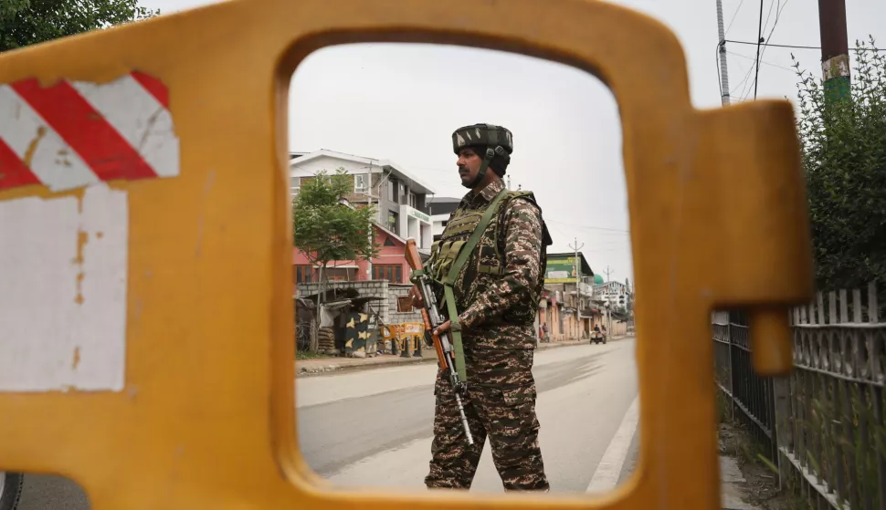 epa12087923 An Indian paramilitary soldier stands guard at a temporary check point on a road leading to the airport after loud explosions were heard in Srinagar, the summer of Indian Kashmir, 10 May 2025. Pakistan's military has announced retaliatory strikes against India following attacks on three airbases by Indian forces, which Pakistan claims involved the use of air-to-surface missiles from warplanes. EPA/FAROOQ KHAN