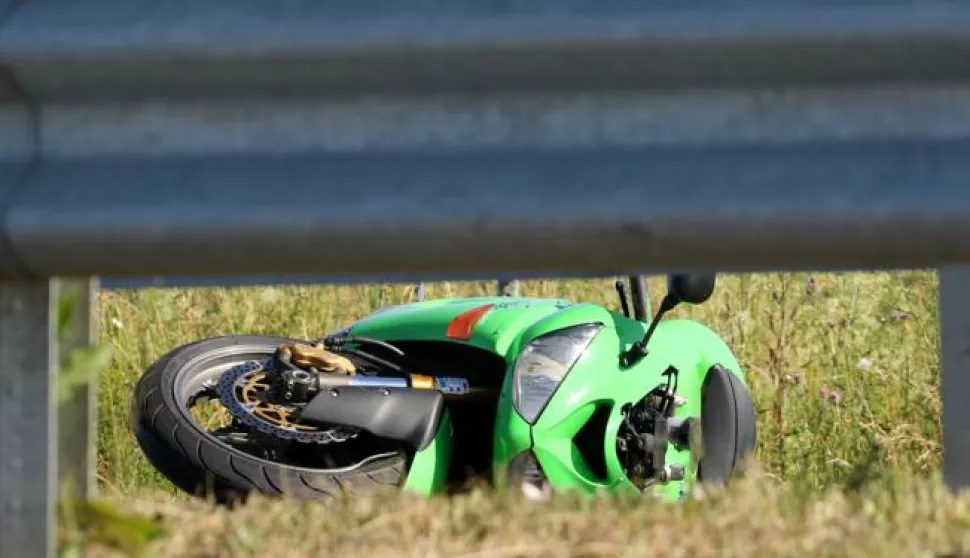 OSIJEK, 09. 06. 2017, POROMETNA NESREĆA U KOJOJ JE POGINUO MOTOCIKLISTA. KAWASAKI ZX- R6, NINJA 636. JUNA OBILAZNICA, SJEVENIN KOLNIČKI TRAK, KOD METROA, IZMEĐU KRIANJA TRPIMIROVE I VINKOVAČKE. POLICIJA, UVIĐAJ, VATROGSCI.snimio GOJKO MITIĆ