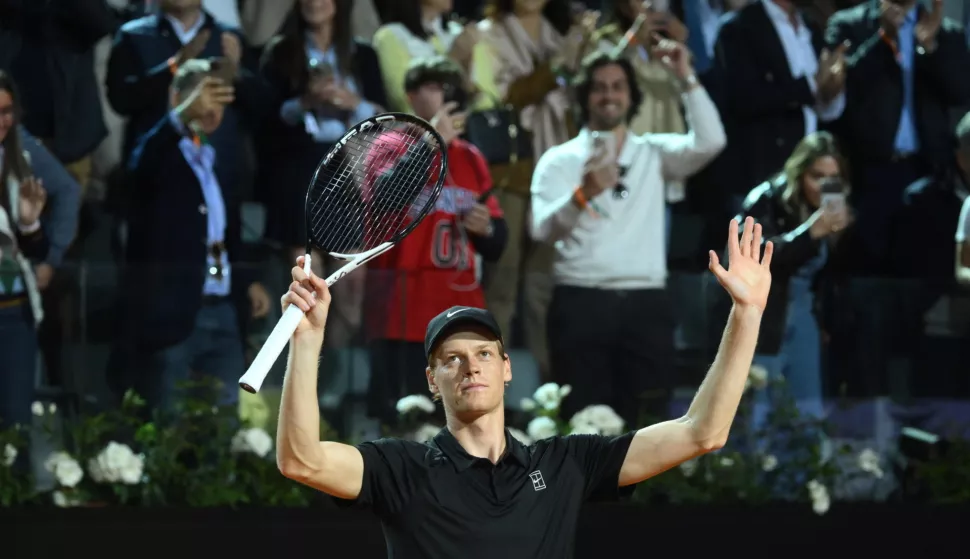 epa12089552 Jannik Sinner of Italy celebrates winning his men's singles match against Mariano Navone of Argentina at the Italian Open tennis tournament in Rome, Italy, 10 May 2025. EPA/ALESSANDRO DI MEO