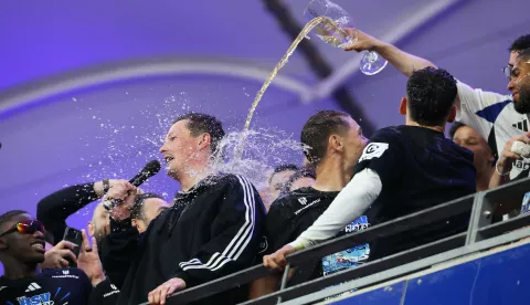 2. Bundesliga - Hamburger SV - SSV Ulm am 10.05.2025 im Volksparkstadion in Hamburg Trainer Merlin Polzin (Hamburg) wird mit Bier übergossen Foto: osnapix/Marcus Hirnschal DFB regulations prohibit any use of photographs as image sequences and/or quasi-video