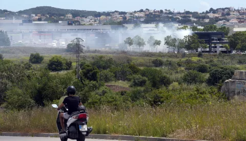 epa12088471 A column of smoke emerges from a plant that stores chloride products in the town of Vilanova i la Geltru, in Catalonia, northeastern Spain, 10 May 2025. Residents from five towns of Catalonia were confined due to the toxic cloud that emerged from the warehouse. EPA/Enric Fontcuberta