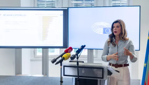 Zagreb, 05.05.2025. - Europarlamentarka Biljana Borzan održala je konferenciju za medije na temu: "Visoke cijene osnovnih proizvoda u Hrvatskoj i istočnoj EU".Na fotografiji Biljana Borzan.foto HINA/ Edvard ŠUŠAK