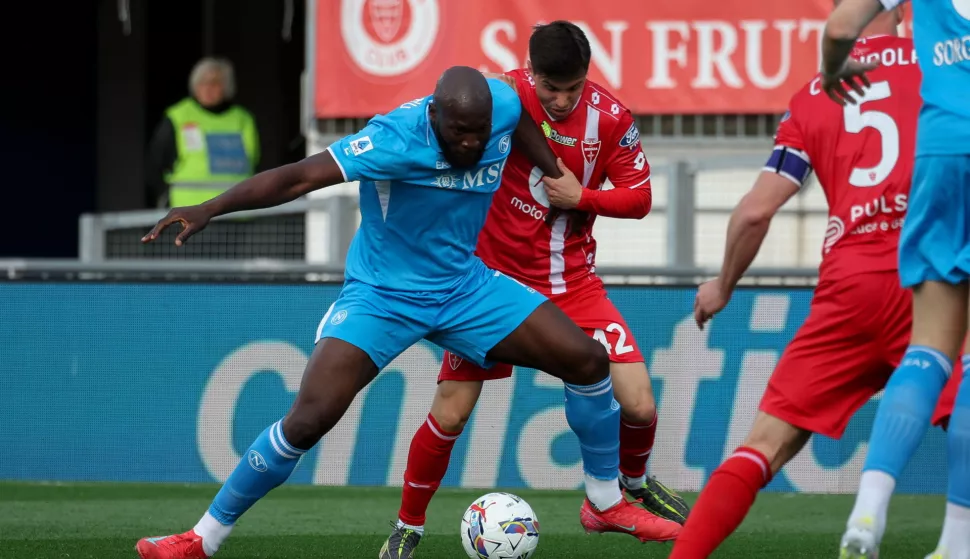 epa12041127 SSC Napoli's forward Romelu Lukaku in action against AC Monza's midfielder Alessandro Bianco during the Italian Serie A soccer match between AC Monza and SSC Napoli at U-Power Stadium in Monza, Italy, 19 April 2025. EPA/ROBERTO BREGANI