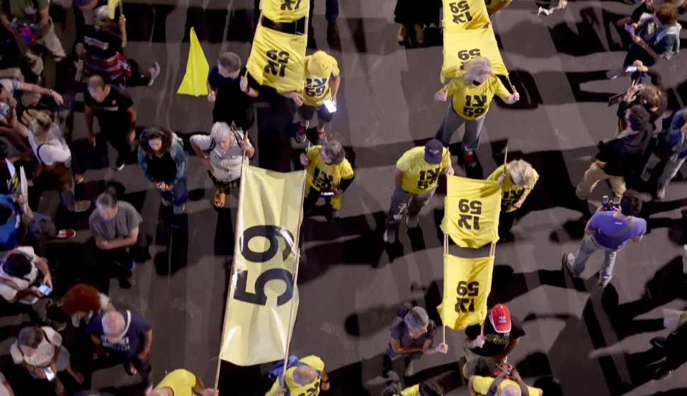 epa12089503 Families of Israeli hostages held by Hamas in Gaza and their supporters take part in a protest calling for the completion of a hostage deal between Israel and Hamas, outside the Kirya military headquarters in Tel Aviv, Israel, 10 May 2025. EPA/ATEF SAFADI