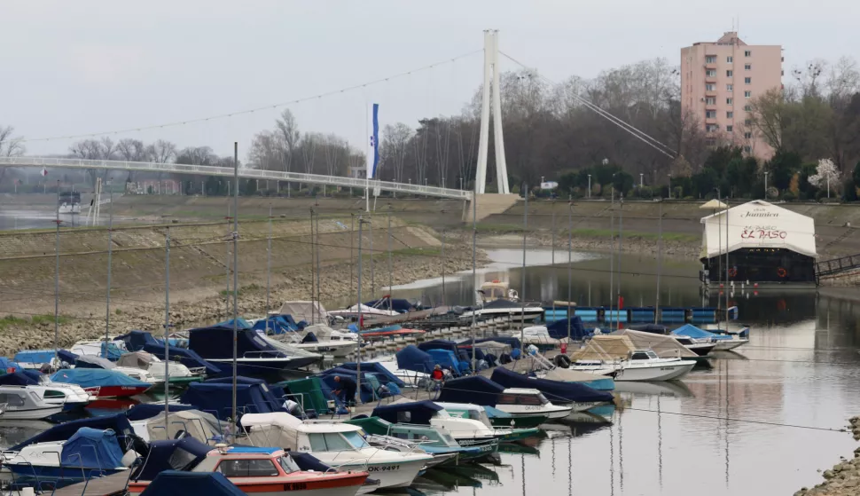 Osijek, 25. 03. 2025, Drava, zimska luka, i most u pozadini, vodostaj, čamci, slobodnjak, ilustracija...snmio GOJKO MITIĆ