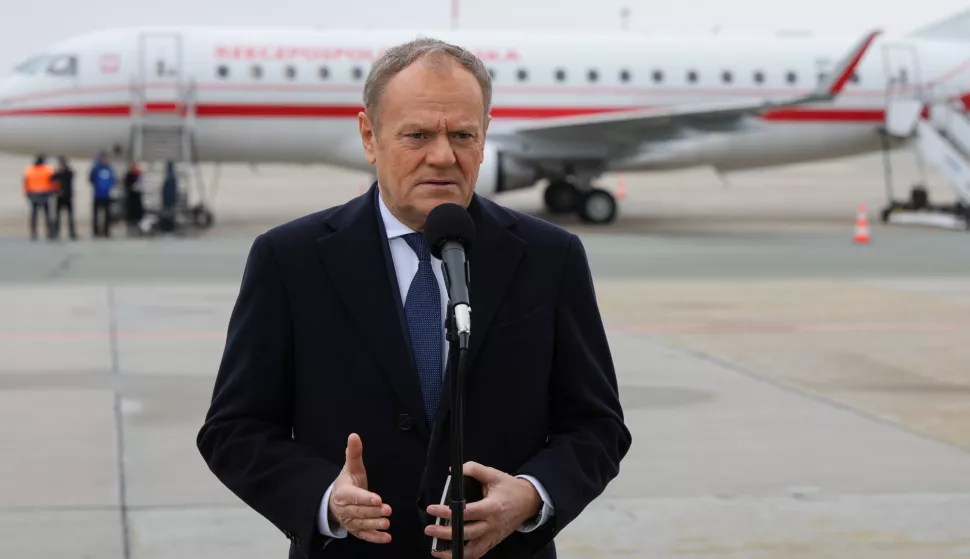 epa11934270 Polish Prime Minister Donald Tusk speaks during a press briefing at the Okecie airport in Warsaw, Poland, 02 March 2025. The head of government is on a visit to the United Kingdom, where he will attend an informal meeting of European leaders on security and defense issues in the context of the ongoing war in Ukraine. EPA/Pawel Supernak POLAND OUT