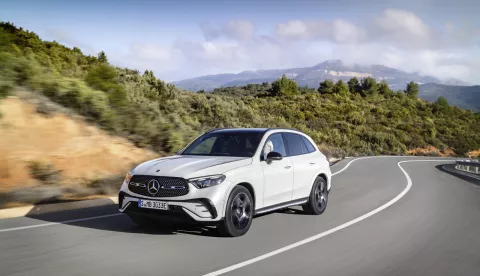Mercedes-Benz GLC SUV Plug-in-Hybrid; Exterieur: AMG Line, MANUFAKTUR diamantwei&szlig; bright; Interieur: AMG Line, Leder zweifarbig powerrot/schwarz // Mercedes-Benz GLC SUV plug-in hybrid; exterior: AMG line, MANUFAKTUR diamond white bright; interior: AMG line, leather two-tone power red/black