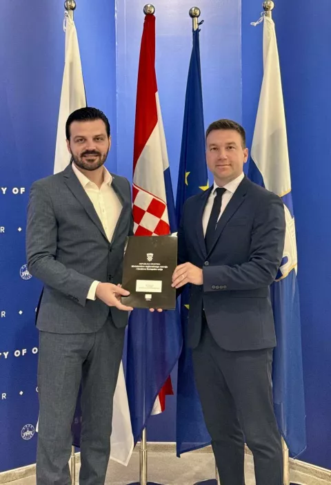 Uručenje ugovora o dodjeli bespovratnih sredstava iz fonda za sufinanciranje projekata MRRFEU za projekt "Biciklističke staze grada Osijeka". Dragan Vulin i Domagoj Mikulić, 12.5.2025.Foto: Grad Osijek