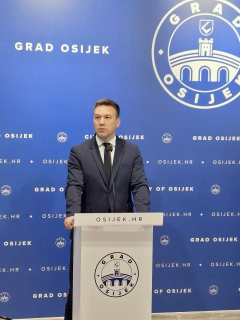 Uručenje ugovora o dodjeli bespovratnih sredstava iz fonda za sufinanciranje projekata MRRFEU za projekt "Biciklističke staze grada Osijeka". Dragan Vulin i Domagoj Mikulić, 12.5.2025.Foto: Grad Osijek