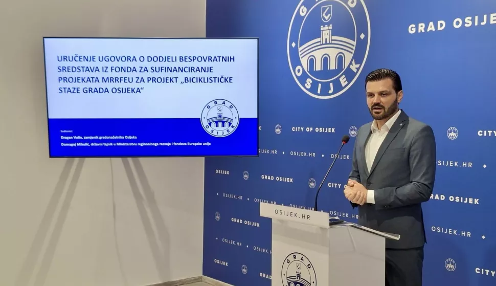 Uručenje ugovora o dodjeli bespovratnih sredstava iz fonda za sufinanciranje projekata MRRFEU za projekt "Biciklističke staze grada Osijeka". Dragan Vulin i Domagoj Mikulić, 12.5.2025.Foto: Grad Osijek