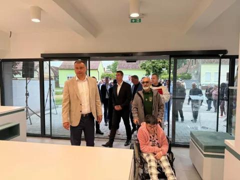 VINKOVCIU črtvrti Vinkovačko Novo Selo, svečano je otvorena novoizgrađena zgrada ambulante Doma zdravlja Vinkovci u Stepinčevoj ulici. Objekt, vrijedan ne&scaron;to manje od 700.000, eura ima dvije stambene jedinice - dva kadrovska stana u kojima su jedan doktor obiteljske medicine i magistar farmacije,&nbsp;ordinaciju&nbsp;obiteljske medicine, ordinaciju&nbsp;dentalne medicine i ljekarnu svibanj 2025.