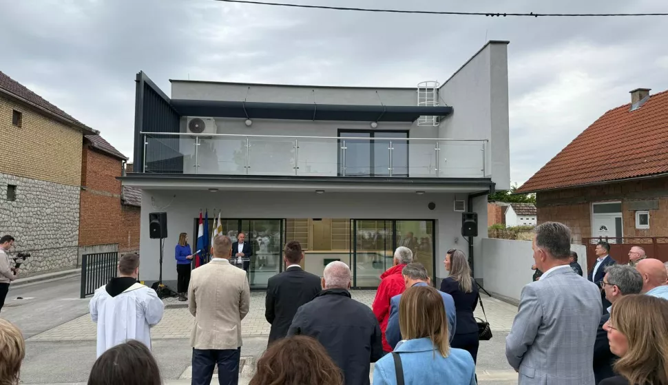 VINKOVCIU črtvrti Vinkovačko Novo Selo, svečano je otvorena novoizgrađena zgrada ambulante Doma zdravlja Vinkovci u Stepinčevoj ulici. Objekt, vrijedan ne&scaron;to manje od 700.000, eura ima dvije stambene jedinice - dva kadrovska stana u kojima su jedan doktor obiteljske medicine i magistar farmacije,&nbsp;ordinaciju&nbsp;obiteljske medicine, ordinaciju&nbsp;dentalne medicine i ljekarnu svibanj 2025.