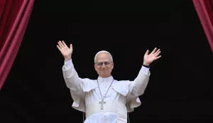 epa12090598 Pope Leo XIV waves as he leads the Regina Caeli prayer from the central loggia of Saint Peter's Basilica in Vatican City, 11 May 2025. EPA/ALESSANDRO DI MEO