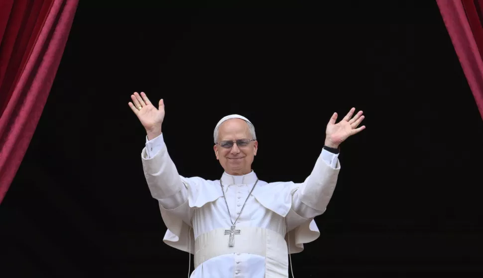 epa12090598 Pope Leo XIV waves as he leads the Regina Caeli prayer from the central loggia of Saint Peter's Basilica in Vatican City, 11 May 2025. EPA/ALESSANDRO DI MEO