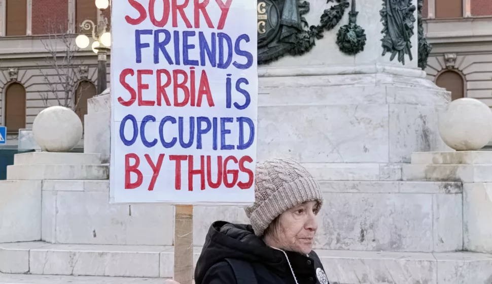 Beograd, 10.4.2025.- Ovdje smo da podignemo glas protiv nepravde koja se provodi u Srbiji i ka?emo odlu?no NE protjerivanju ljudi koji su izrazili svoje mi?ljenje i solidarnost sa studentima i gra?anima Srbije, poruka je s prosvjeda u Beogradu u ?etvrtak nave?er, organiziranog u povodu protjerivanja dr?avljanke Hrvatske Arien Stojanovi? Ivkovi?. foto HINA/ FoNet/ Milena Vlaji?/ ua