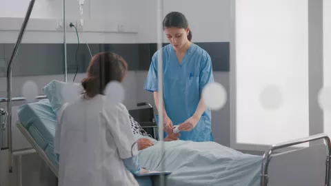 Specialist doctor in medical uniform checking sick man writing disease expertise on clipboard while woman nurse putting oximeter monitoring heart pulse. Patient resting in bad with nasal oxygen tubeNajbolja bolnica je u Kninu,a Osijek ima najbolji KBCSubtitle:Medicinske sestre bolje rangiraju opće i specijalne bolnice nego velike kliničke centre. Tako je KBC Rijeka zauzeo tek 24. mjesto na listi 35 bolnica, a KBC Zagreb 30. mjesto. Opća bolnica Pula na visokom je petom mjestu, a OB Zadar tek na 29.