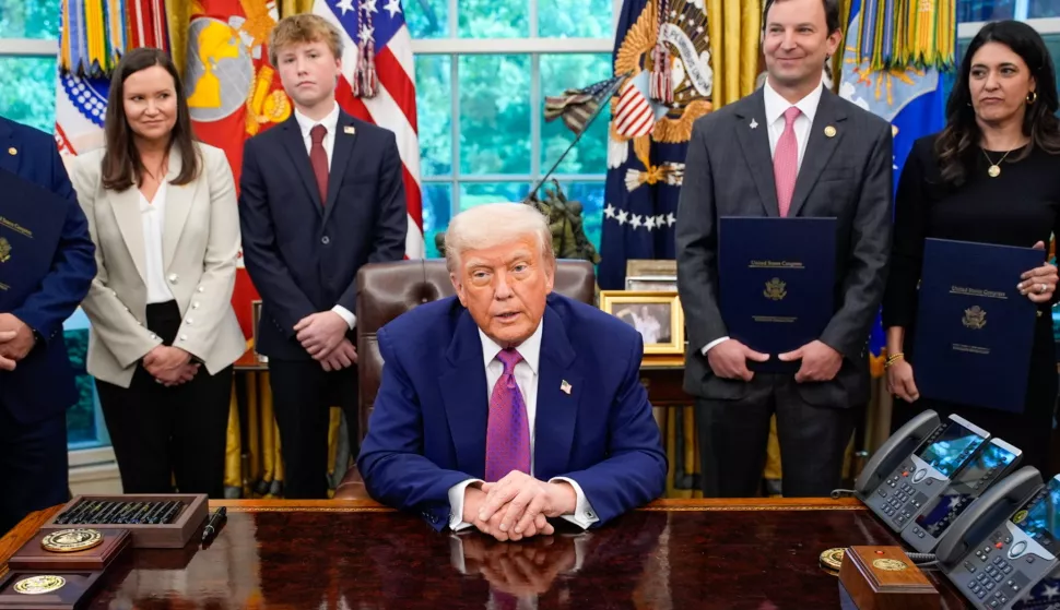 epa12087768 US President Donald Trump (C) signs executive orders and speaks to reporters in the Oval Office of the White House in Washington, DC, USA, 09 May 2025. EPA/Yuri Gripas/POOL