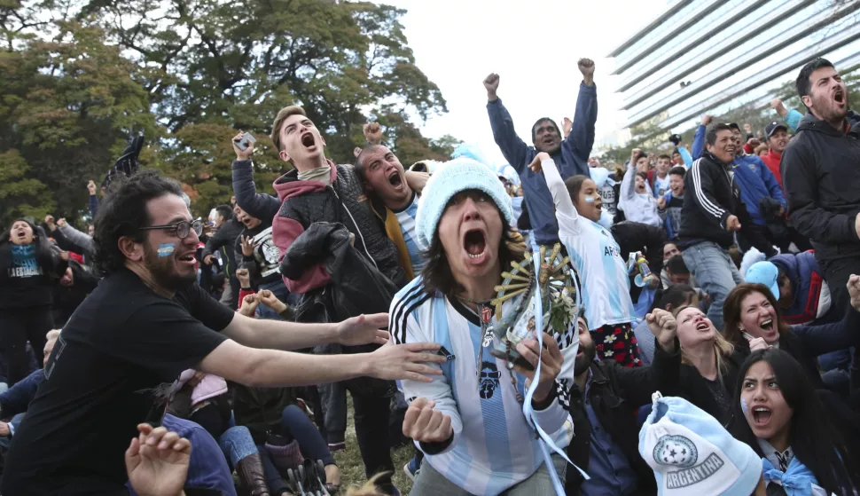 epa06842953 Argentine fans celebrate their win in the FIFA World Cup 2018 match against Nigeria, in Buenos Aires, Argentina, 26 June 2018. EPA/David Fernandez