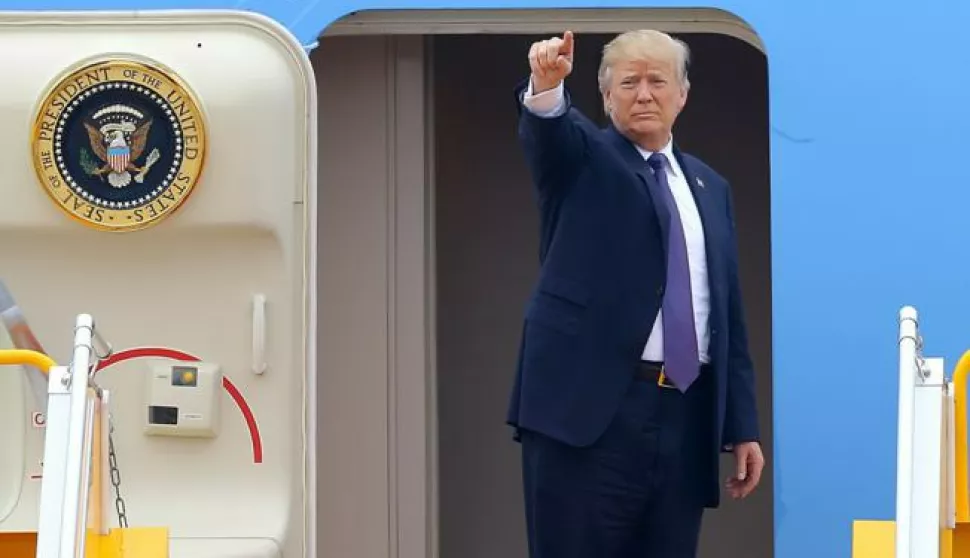 epa06323822 US President Donald J. Trump waves goodbye from the door of the 'Air Force One' plane before departing from Noi Bai international airport, in Hanoi, Vietnam 12 November 2017. EPA/MINH HOANG/POOL