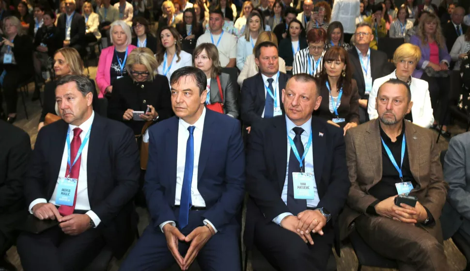 Opatija, 13.05.2025.- Hrvatska gospodarska komora organizirala je 18. konferenciju o sigurnosti i kvaliteti hrane. Naglasak konferenciji je na novostima iz zakonodavstva o sigurnosti hrane, klimatskim promjenama i rizicima održivosti te odgovornom poslovanju u lancima opskrbe. Na fotografiji Andrija Mikulić, Ivan Matijević, Dragan Kovačević i Francisco Javier Domingues Orive. foto HINA/ Miljenko KLEPAC/ tm