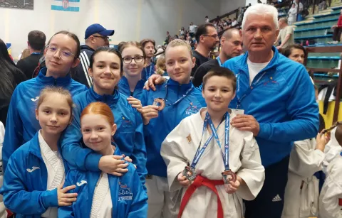 Mladi članovi i članice KK Esseker s trenerom Jocom Đukićem