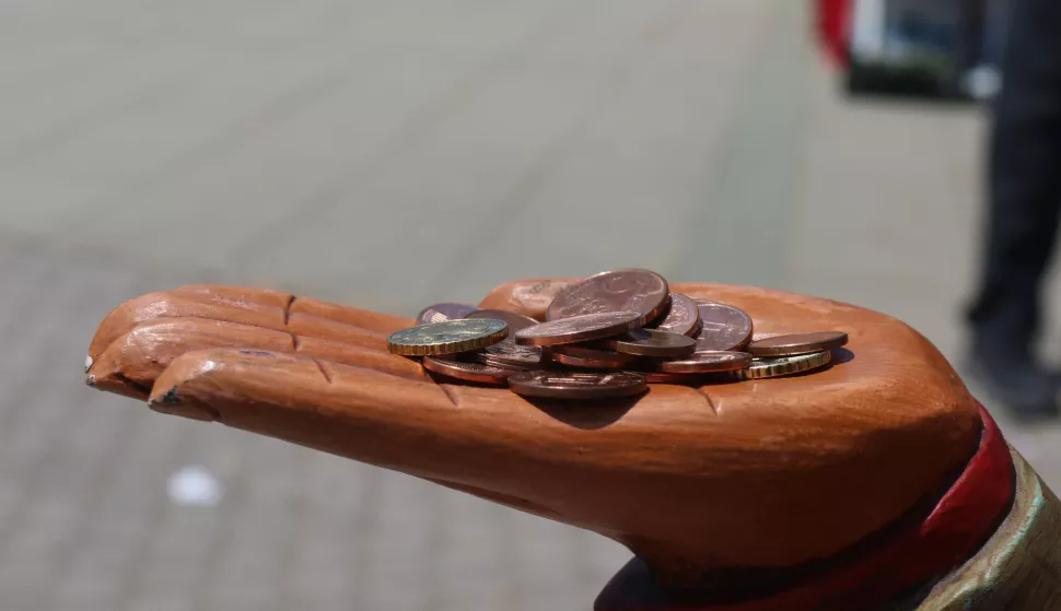 Osijek, 03. 06. 2023, Baksis, baksa, ostavljanje napojnice, sitan novac, Euri, ilustracija.snimio GOJKO MITIĆ