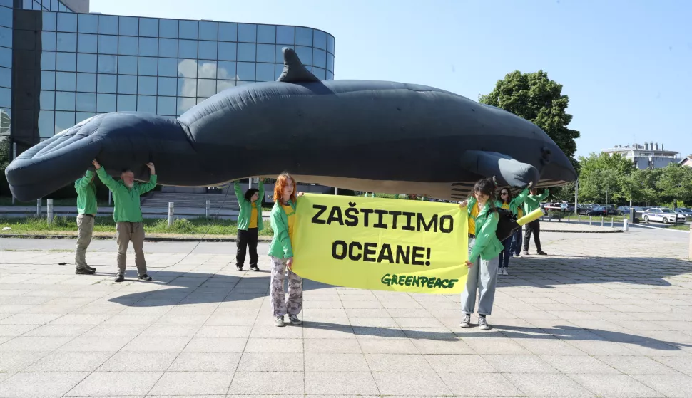 Zagreb, 13.05.2025. - Performans Greenpeacea i tiskovna konferencija na kojoj se tražiti očitovanje Vlade po pitanju oceana i hitnog uvrštavanja povijesnog globalnog Sporazuma o svjetskim morima među prioritete nadležnog ministarstva. foto HINA/Zvonimir KUHTIĆ/ kuzo