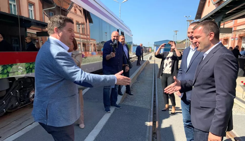 Bjelovar, 13.05.2025. - Prvi elektrobaterijski vlak u Hrvatskoj stigao je u Bjelovar tijekom promotivne vožnje na relaciji Zagreb-Bjelovar-Zagreb, a na putovanju su sudjelovali potpredsjednik Vlade i ministar mora, prometa i infrastrukture Oleg Butković, predsjednik Uprave HŽ Putničkog prijevoza Željko Ukić i predsjednik Uprave KONČAR - Elektroindustrije Gordan Kolak, dok su ih u Bjelovaru svečano dočekali gradonačelnik Bjelovara Dario Hrebak i župan Bjelovarsko-bilogorske županije Marko Marušić. Na fotografiji Oleg Butković, Dario Hrebak. foto HINA/ Igor KOKORUŠ/ tm