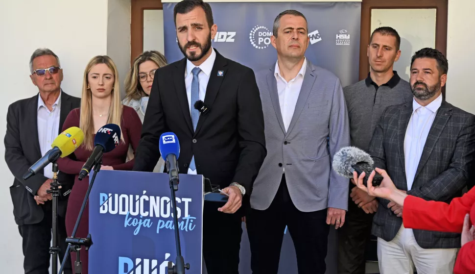 Vukovar, 13.05.2025. - Ispred prostorija Domovinskog pokreta Vukovar, kandidat za gradonačelnika grada Vukovara Domagoj Bilić, te kandidat za zamjenika gradonačelnika Goran Bendra održali su konferenciju za medije. foto HINA/ Gordan PANIĆ/ tm