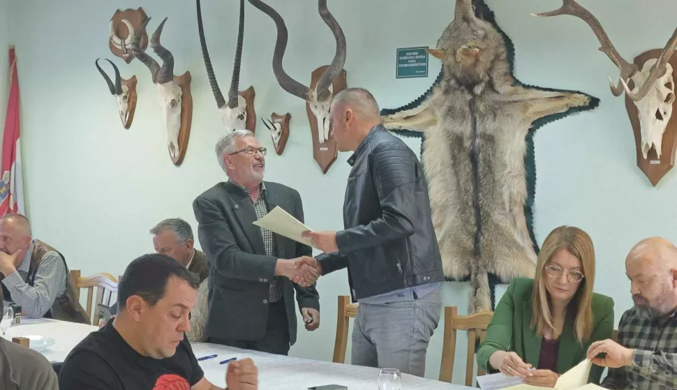 VINKOVCIU prostorijama Lovačkog saveza Vukovarsko-srijemske županije u Vinkovcima svečano su potpisani ugovori o dodjeli potpore na temelju provedenog prvog javnog poziva za dodjelu potpora za razvoj i unaprjeđenje lovstva u najistočnijoj županiji u 2025. godine. Pristiglo je 47 zahtjeva, od kojih je 45 zadovoljilo uvjete. Ukupna vrijednost ugovora je 42.146 eura, svibanj 2025.