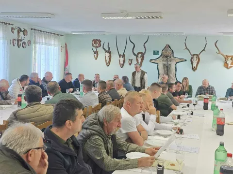 VINKOVCIU prostorijama Lovačkog saveza Vukovarsko-srijemske županije u Vinkovcima svečano su potpisani ugovori o dodjeli potpore na temelju provedenog prvog javnog poziva za dodjelu potpora za razvoj i unaprjeđenje lovstva u najistočnijoj županiji u 2025. godine. Pristiglo je 47 zahtjeva, od kojih je 45 zadovoljilo uvjete. Ukupna vrijednost ugovora je 42.146 eura, svibanj 2025.