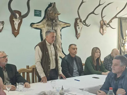 VINKOVCIU prostorijama Lovačkog saveza Vukovarsko-srijemske županije u Vinkovcima svečano su potpisani ugovori o dodjeli potpore na temelju provedenog prvog javnog poziva za dodjelu potpora za razvoj i unaprjeđenje lovstva u najistočnijoj županiji u 2025. godine. Pristiglo je 47 zahtjeva, od kojih je 45 zadovoljilo uvjete. Ukupna vrijednost ugovora je 42.146 eura, svibanj 2025.