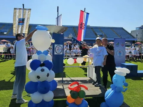 VINKOVCIOlimpijski festival dječjih vrtića u Vinkovcima konačno je, nakon dvije odgode, održan, pa je po lijepom sunčanom vremenu na stadionu HNK-a Cibalia snage odmjerilo više od 600 mališana iz vrtića cijele Vukovarsko-srijemske županije.svibanj 2025.