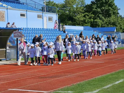 VINKOVCIOlimpijski festival dječjih vrtića u Vinkovcima konačno je, nakon dvije odgode, održan, pa je po lijepom sunčanom vremenu na stadionu HNK-a Cibalia snage odmjerilo više od 600 mališana iz vrtića cijele Vukovarsko-srijemske županije.svibanj 2025.