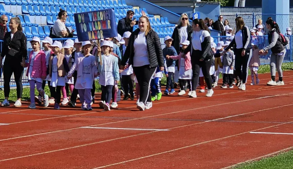 VINKOVCIOlimpijski festival dječjih vrtića u Vinkovcima konačno je, nakon dvije odgode, održan, pa je po lijepom sunčanom vremenu na stadionu HNK-a Cibalia snage odmjerilo više od 600 mališana iz vrtića cijele Vukovarsko-srijemske županije.svibanj 2025.