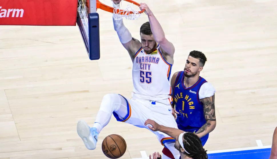epa12098280 Oklahoma City Thunder center Isaiah Hartenstein (L) dunks the ball during the second half of the Western Conference Semifinals game two between the Oklahoma City Thunder and the Denver Nuggets in Oklahoma City, Oklahoma, USA, 13 May 2025. The best of seven series is tied 2–2. EPA/GERALD LEONG SHUTTERSTOCK OUT