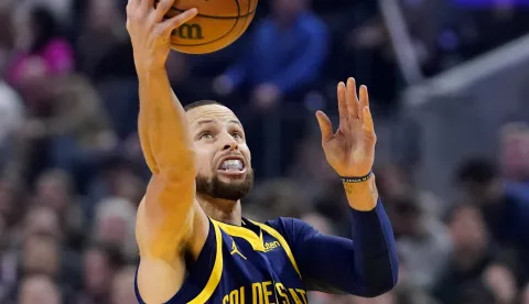 epa10430165 Golden State Warriors guard Stephen Curry (R) goes to the basket for two points against Memphis Grizzlies forward Dillon Brooks (L) for his 21,000 career basket during the first quarter of the NBA basketball game between the Memphis Grizzlies and the Golden State Warriors at Chase Center in San Francisco, California, USA, 25 January 2023. EPA/JOHN G. MABANGLO SHUTTERSTOCK OUT