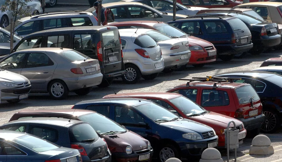 RIJEKA,12.02.2008.ILUSTRACIJA AUTI, AUTOMOBILI, PARKING, PROMET, GUŽVA.... SNIMIO SERGEJ DRECHSLER