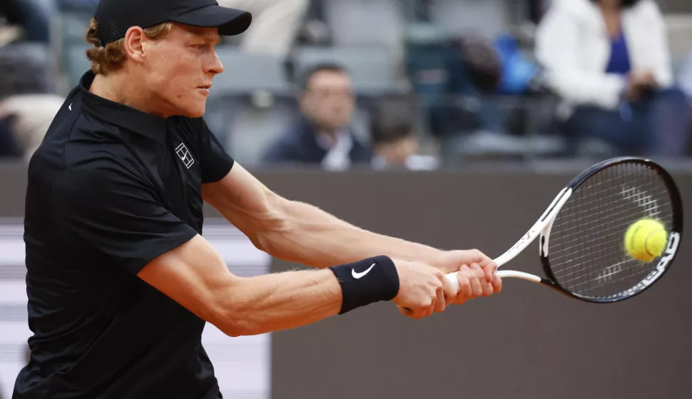 epa12097337 Jannik Sinner of Italy in action against Francisco Cerundolo of Argentina their men's singles round of 16 match at the Italian Open tennis tournament in Rome, Italy, 13 May 2025. EPA/FABIO FRUSTACI