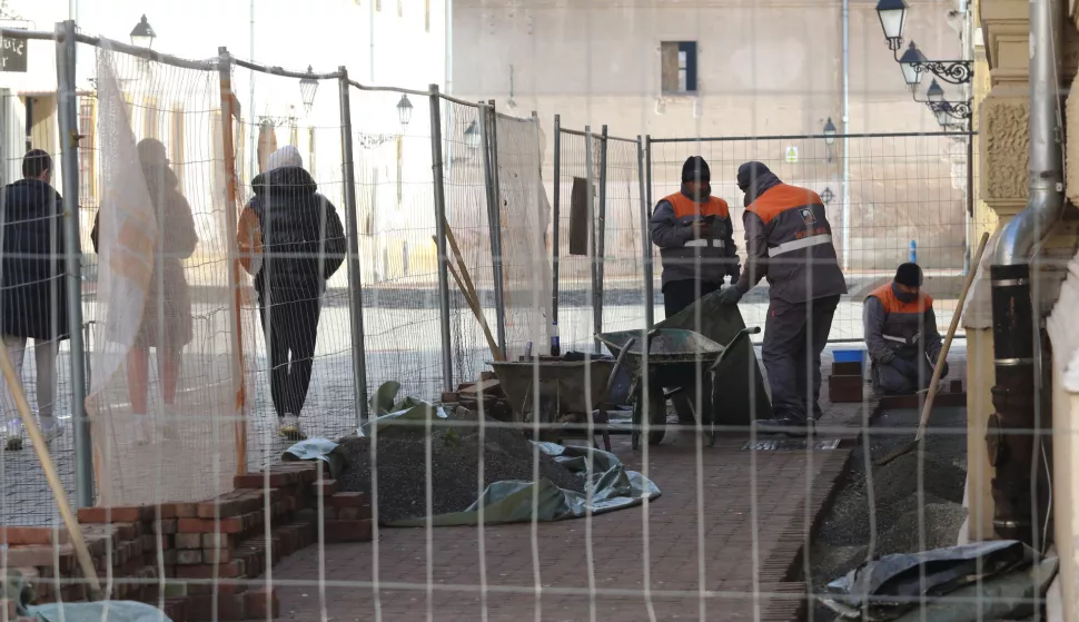 Osijek, 13. 02. 2025, Tvrđa, oko Ekonomske i upravene &scaron;kole sanacija oplaočnika uz samu zgradu &scaron;kole. Radovi, sanacija, radnici, ilustracija, slobodnjak,snimio GOJKO MITIĆ