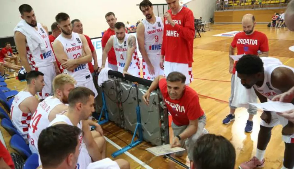 Opatija, 23.06.2024 - Hrvatski koљarkaљi pobijedili su Poljsku sa 82-68 (17-18, 17-17, 30-20, 18-13) u prvoj utakmici pripremnog turnira koji je zapoиeo u nedjelju u opatijskoj Sportskoj dvorani "Marino Cvetkoviж". Na slici Josip Sesar s igraиima. foto HINA/ Miljenko KLEPAC/ ik